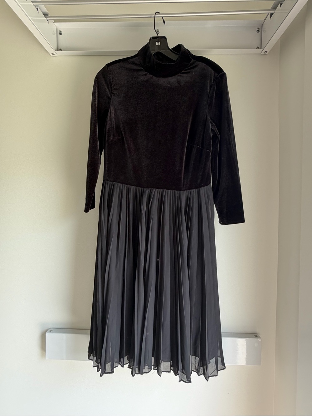 Adrianna Papell Black Velvet Bodice Pleated Chiffon Midi Dress